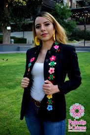 Saco negro con solapa de flores