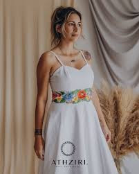 Vestido blanco con cinturón de colores.
